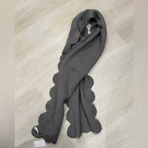 Gray Ribbed Scalloped Edge Scarf